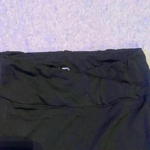 Ladies fitted black leggings/capris with two side pockets. Size medium - Picture 3 of 4